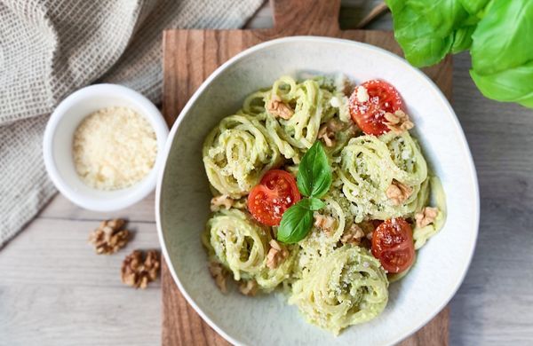 Cremige Avocado Pasta mit Tomaten