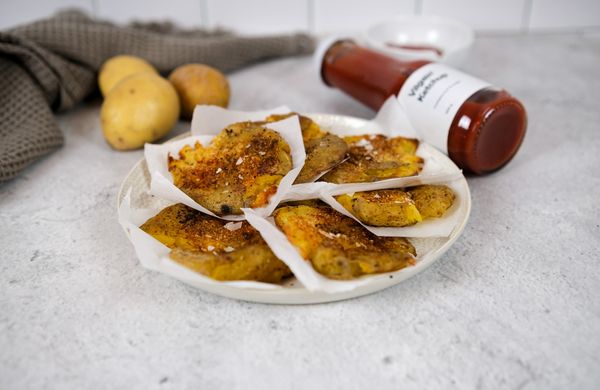 Smashed potatoes: pečené brambory ve slupce s bylinkovým dipem