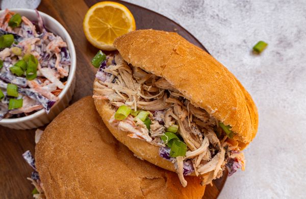 Pita chlieb s trhanou kuracinou a domácim šalátom coleslaw