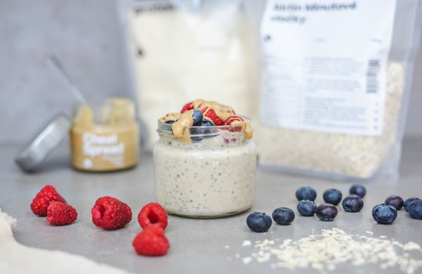 Protein Overnight-Oats mit Chia Samen, Milch und Whey