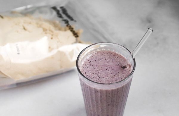 Proteinové smoothie s banánem a borůvkami