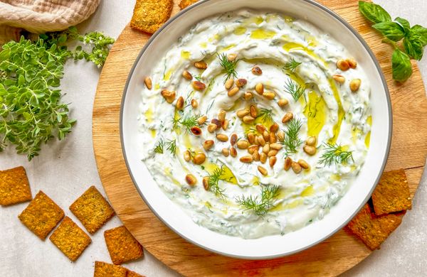 Ricottový hummus s bylinkami a quinoovými krekrami