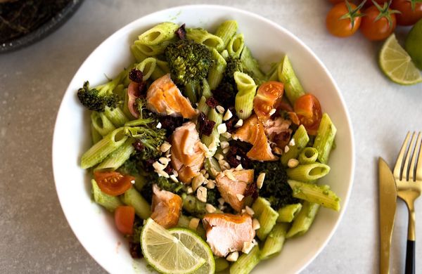 Těstovinový salát s lososem, avokádem a brokolicí