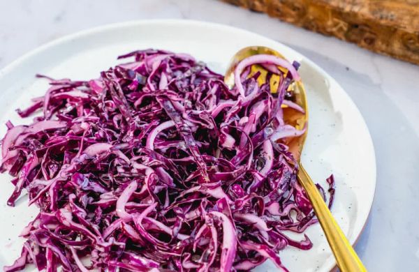 Salát coleslaw z červeného zelí