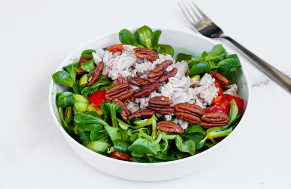 Salát s krůtím masem, avokádem a mungo klíčky