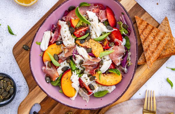 Salát s broskví a mozzarellou