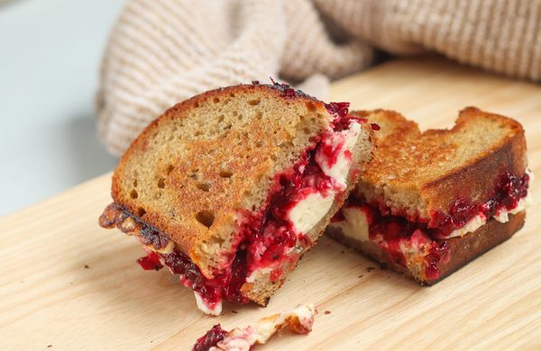 Sendvič s fetou a ríbezľovým chutney