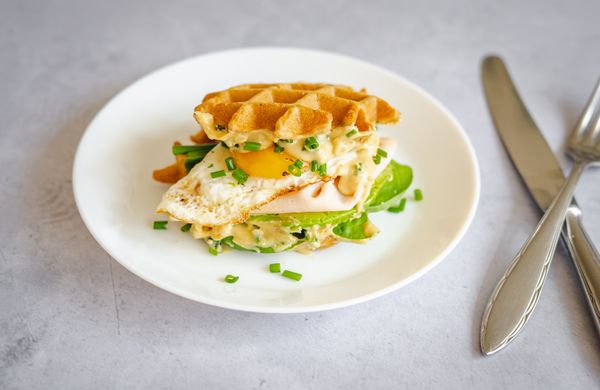 Slané vafle s pažítkou a orechovým maslom