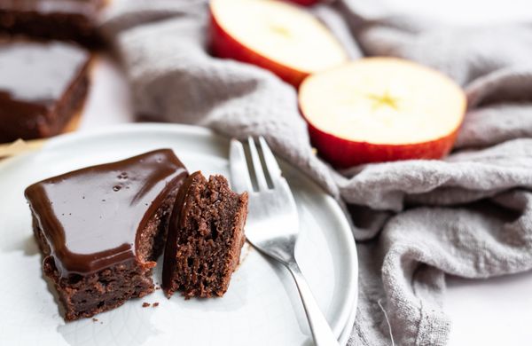 Šťavnatý jablkový koláč s čokoládovou ganache polevou