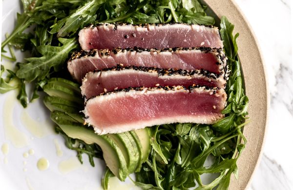 Steak z tuňáka v sezamu se salátem