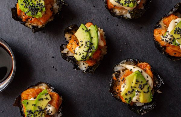Domácí sushi muffiny s lososem a avokádem