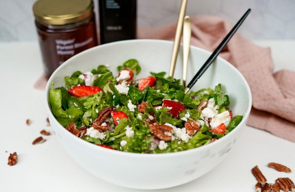 Svieži šalát s jahodami, pekanovými orechmi a balkánskym syrom