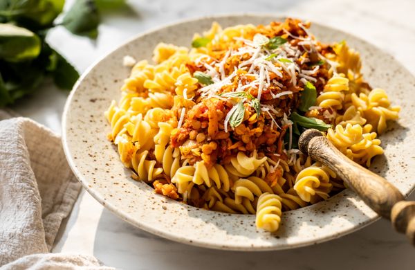 Cestoviny s bolonskou omáčkou alebo zdravý obed plný bielkovín. Značka: vegan, gluten free!