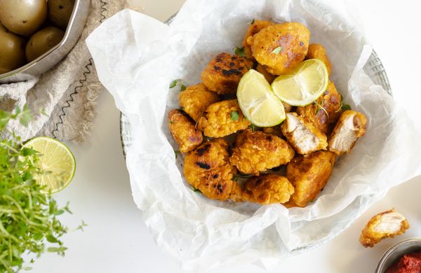 Chicken Nuggets mit Cornflakes in der Pfanne