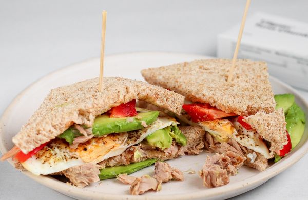 Tuňákový sandwich s vejcem, tahini a avokádem