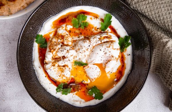 Turecké vajcia s domácim chlebom pita