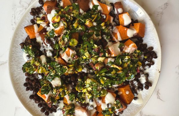 Vegan čočkový salát s pistáciovou salsou