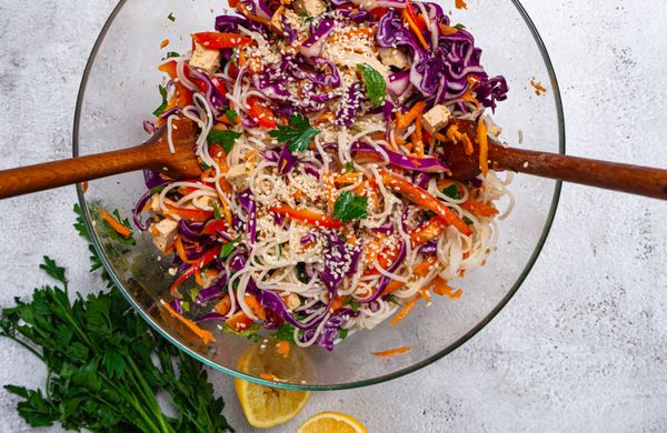Vegan nudlový salát s tofu