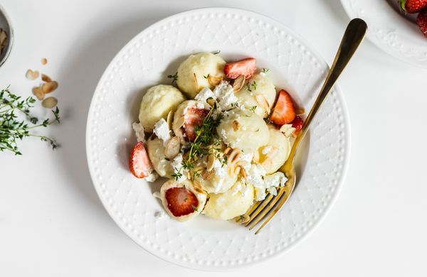 Süße Quarkknödel mit Erdbeeren