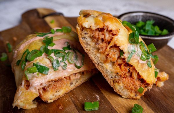 Zapečená bageta s kuřecím masem a domácí buffalo omáčkou