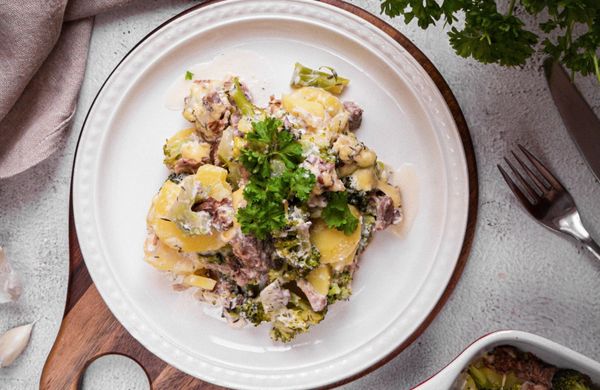 Zapečené brambory s brokolicí a krůtím masem