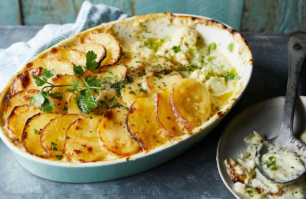 Zapekaný karfiol so zemiakmi, syrom a vajcom