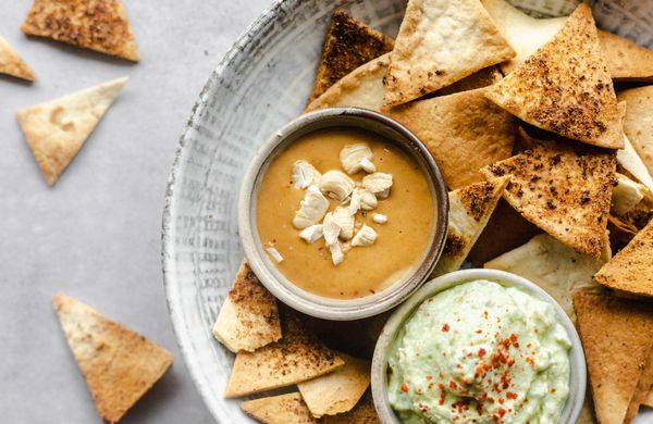 Domáce nachos chipsy z tortilly so syrovým dipom